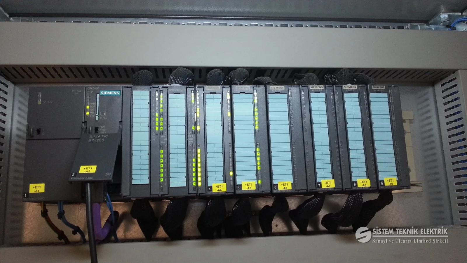 PLC ve SCADA Sistemleri — Siemens PLC modül rafı yakın plan.