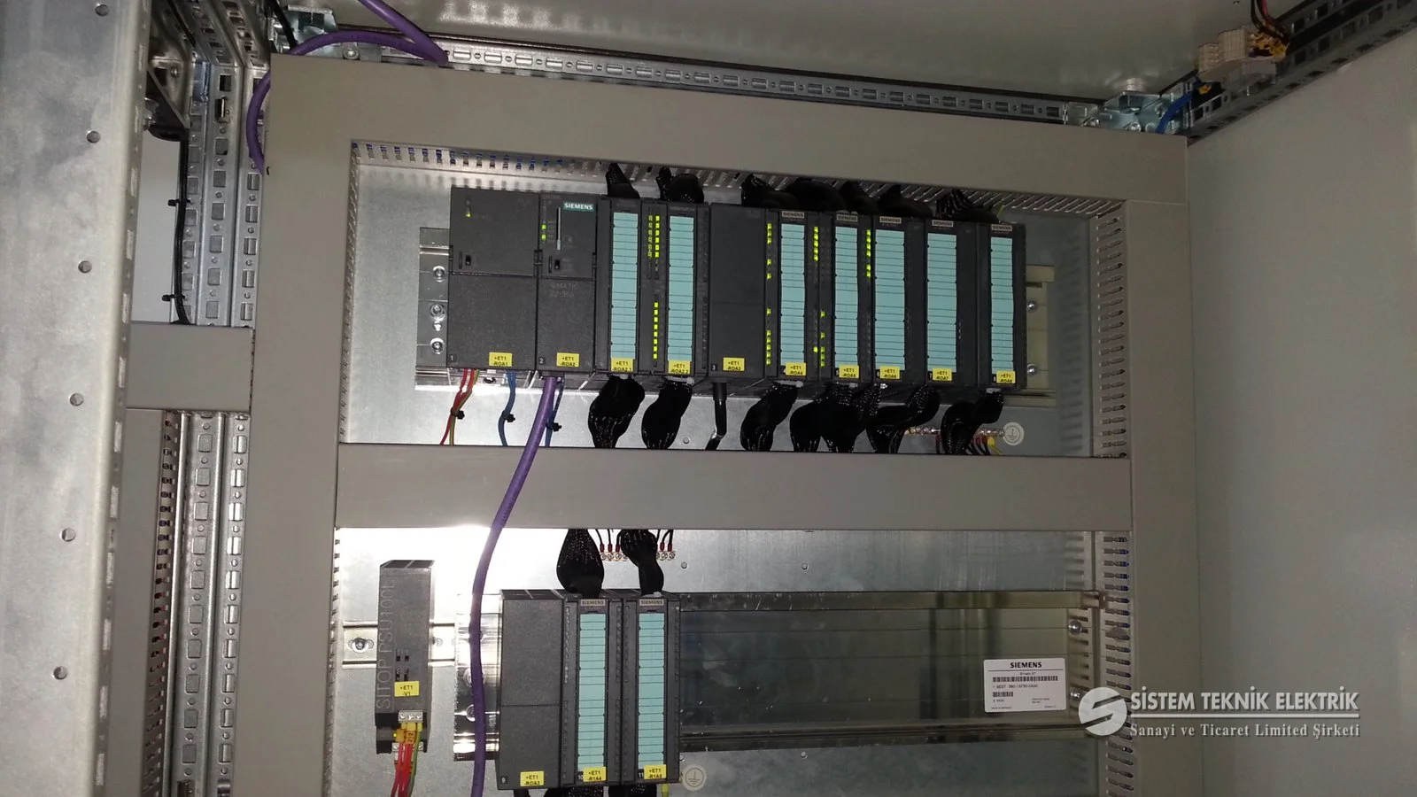 PLC ve SCADA Sistemleri — Siemens PLC modülleri yakın plan.