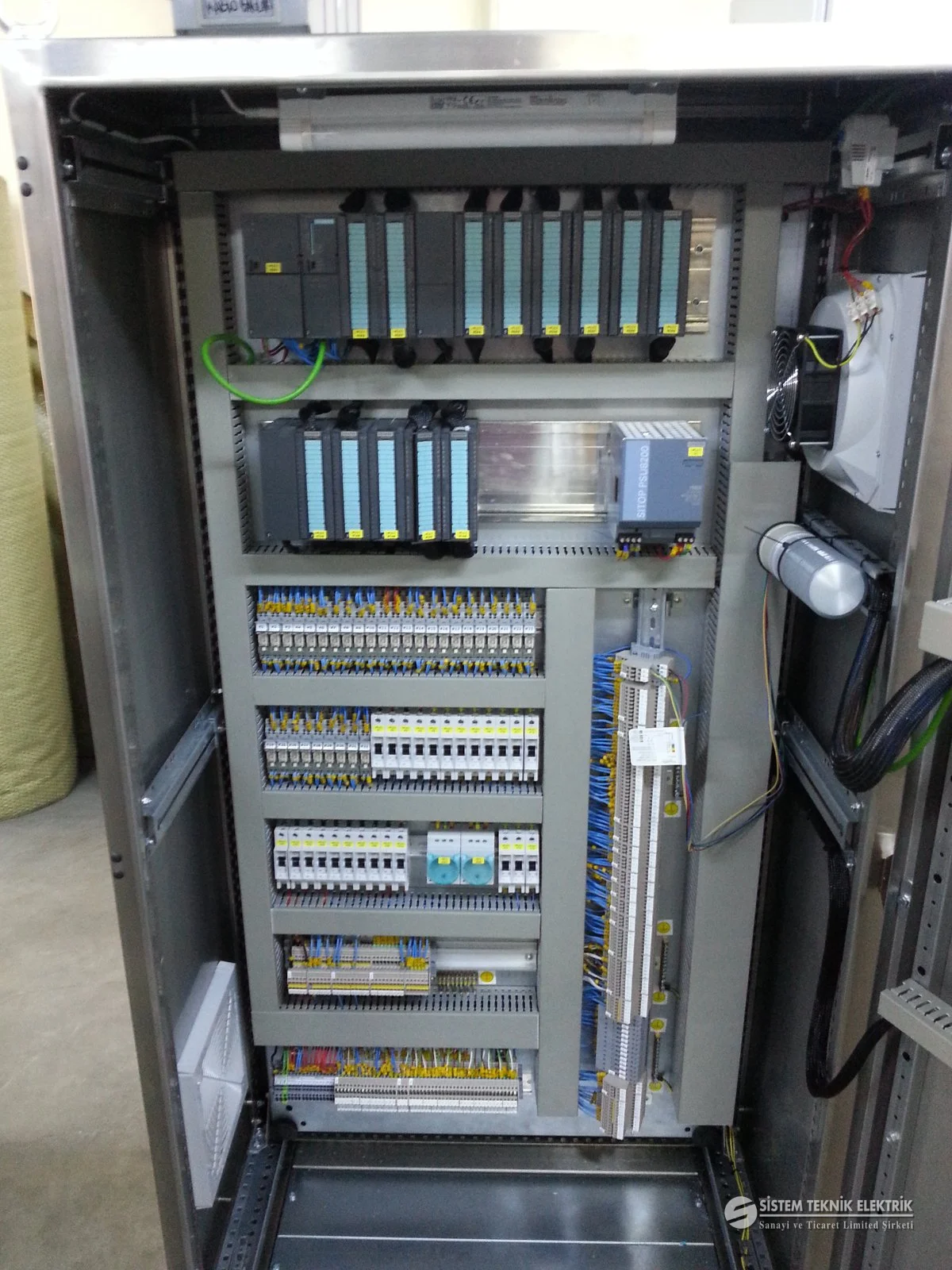 PLC ve SCADA Sistemleri — Siemens PLC'li pano içi: düzenli kablolama, dikey ve net.