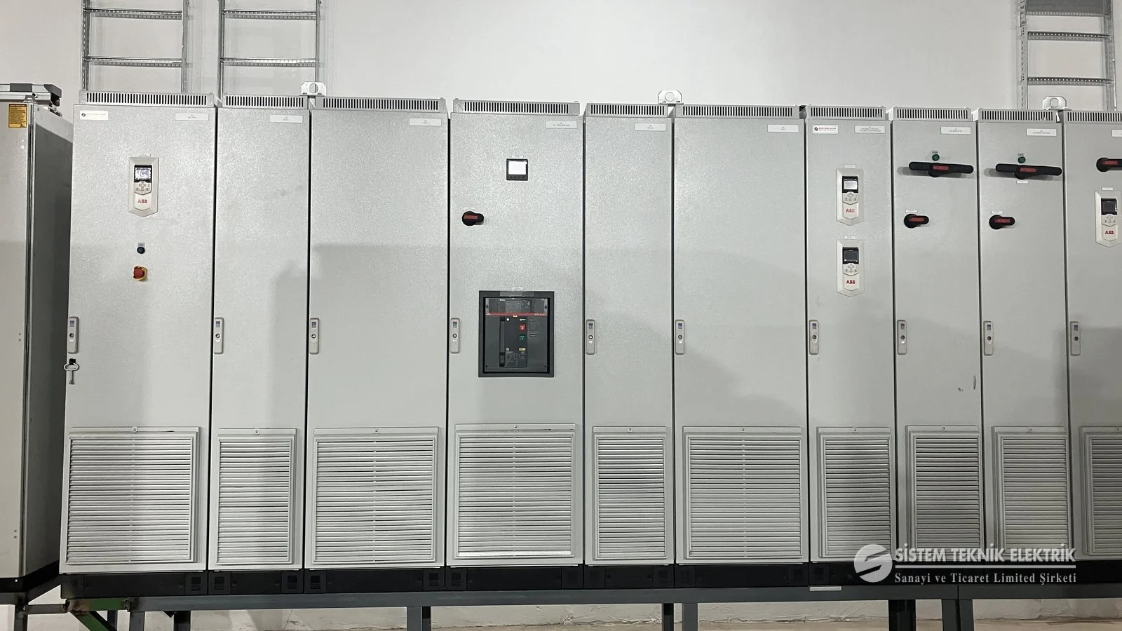 Pano İmalatı ve Elektrik Projelendirme — uzun gri pano dizisi, önden.