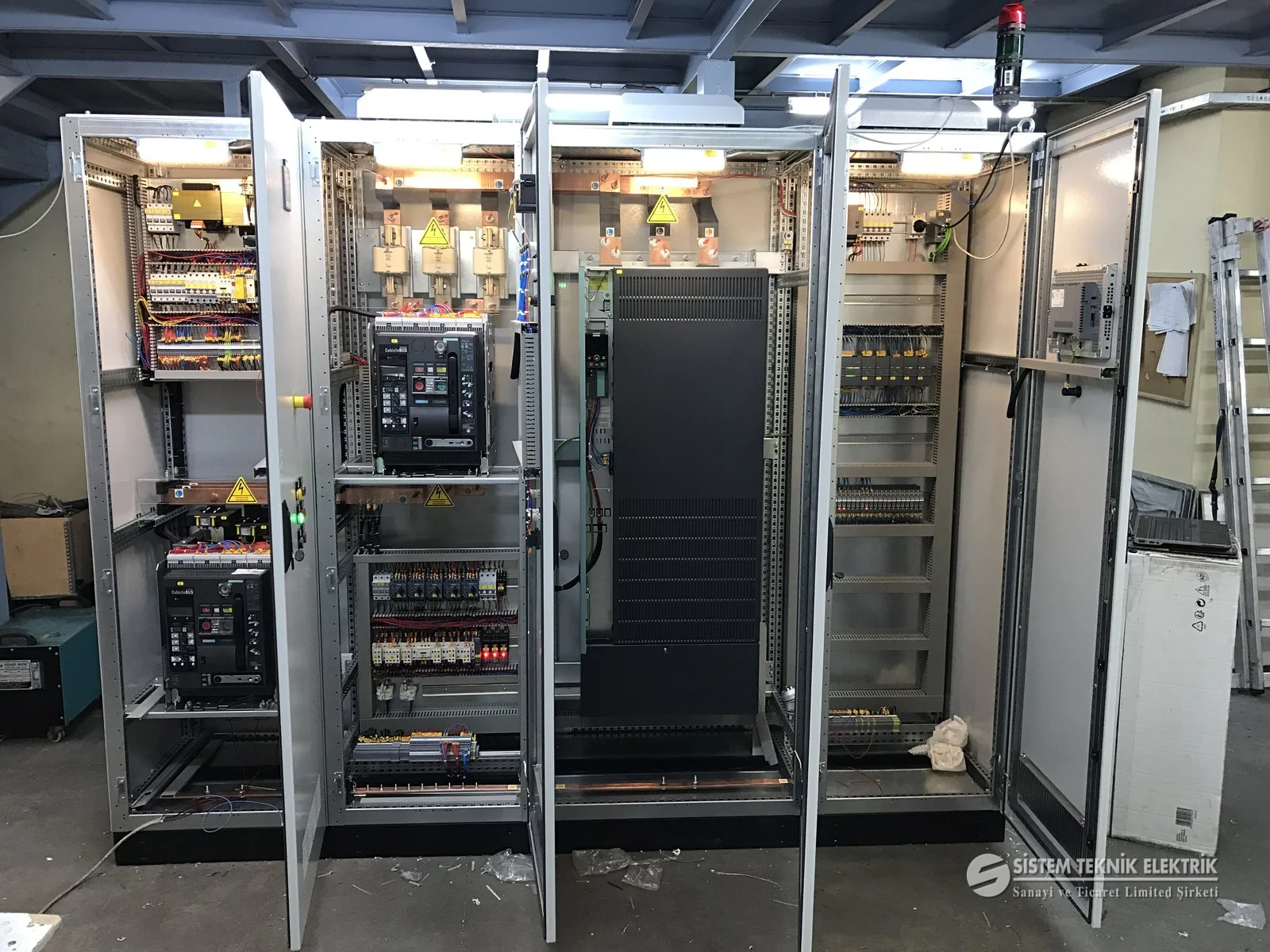 Pano İmalatı ve Elektrik Projelendirme — Açık kapaklı panolar.